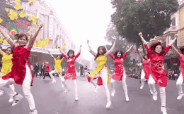 Nhóm bạn trẻ Việt mặc áo dài, cover hit quốc dân Kpop cực đẹp ngay giữa phố đi bộ