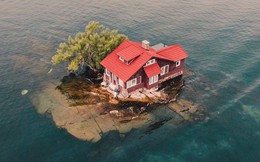 Chỉ đủ chỗ cho đúng một ngôi nhà nhỏ và một cái cây, hòn đảo đáng yêu này chính là nơi ẩn náu tuyệt vời cho những ai thích yên tĩnh