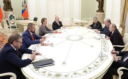 Sau cuộc gặp kín với ông Putin, ứng cử viên Tổng thống Nga ra về bằng cửa thoát hiểm