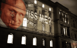 "Miss me?" - Hình ảnh Tổng thống Putin bất ngờ xuất hiện tại trụ sở Bộ Ngoại giao Anh