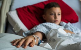Trẻ bị cúm có thể chăm sóc tại nhà, nhưng nếu có 7 dấu hiệu này cần đưa đi viện gấp