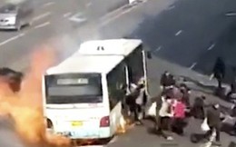 Video: Xe buýt bốc cháy ngùn ngụt, 50 người giẫm đạp chạy thoát thân
