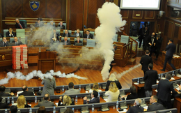 [VIDEO] Nghị sĩ đối lập Kosovo 'tung' lựu đạn hơi cay phá đám phiên họp Quốc hội