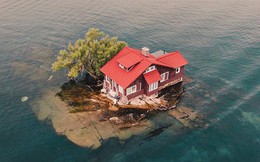 Chỉ đủ chỗ cho đúng một ngôi nhà nhỏ và một cái cây, hòn đảo đáng yêu này chính là nơi ẩn náu tuyệt vời cho những ai thích yên tĩnh