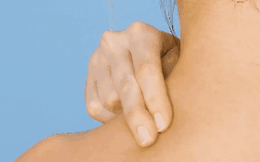 Bị đau lưng, đau cổ vai gáy: Hãy thử áp dụng cách mát xa bấm huyệt đơn giản này