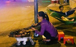 Phía sau hình ảnh 2 chiếc võng đong đưa bên lò khoai nướng của người mẹ nghèo ở Sài Gòn