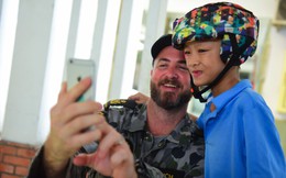 Lính Hải quân Hoàng Gia Australia "selfie" với trẻ em tàn tật ở Sài Gòn