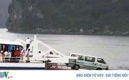 Ô tô suýt rơi xuống biển từ phà Tuần Châu – Cát Bà