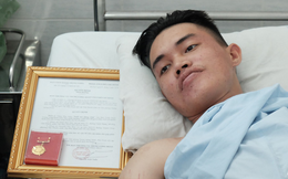 Trao tặng huy hiệu tuổi trẻ dũng cảm cho hai 'hiệp sĩ' trong vụ ngăn chặn cướp xe SH