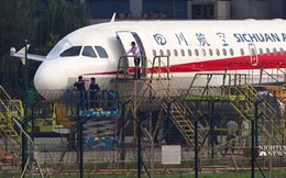 Viên phi công 'anh hùng' kể lại thời khắc cơ phó bị hút ra ngoài không trung