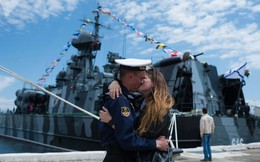 7 ngày qua ảnh: Thủy thủ Nga hôn bạn gái thắm thiết trên bến cảng