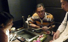 Nhật Bản: Gọi món đã lâu không thấy phục vụ mang ra, khách ghé mắt vào bếp xem thấy cảnh tượng hãi hùng