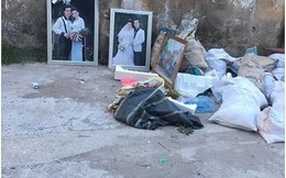 Hai bức ảnh cưới còn rất mới bị vứt chỏng chơ ngay cạnh chỗ để rác khiến dân mạng xôn xao