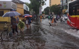 Mưa lớn cuối chiều, một số tuyến phố ở Hà Nội lại bị ngập