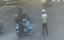 Thanh niên điên cuồng vung gậy đánh cảnh sát giữa ngã tư