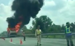 Xe khách bốc cháy trên cao tốc TP.HCM - Trung Lương, nhiều người thoát chết