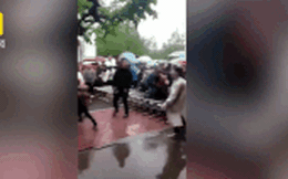 Clip: Người dân Trung Quốc xô đẩy hàng rào, gây hỗn loạn trong ngày đưa con đi nhập học