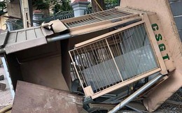 Hải Phòng: Xe tải húc đổ bốt CSGT, cuốn xe máy vào gầm, 2 người thương vong