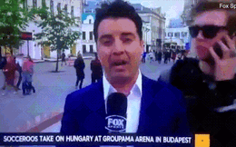 Fan cuồng cưỡng hôn phóng viên đưa tin World Cup ngay trên sóng truyền hình