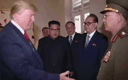 Màn chào hỏi kiểu nhà binh "lệch pha" với tướng Triều Tiên khiến ông Trump bị chỉ trích