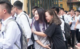 Cổng trường Chu Văn An đúng giờ mới mở, thí sinh sà vào vòng tay bố mẹ trong cảm xúc khó tả