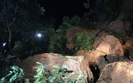 Sạt lở đất đá chặn ngang quốc lộ huyết mạch Lào Cai đi Sa Pa trong đêm