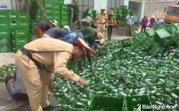 Xe tải chở hàng trăm thùng bia đổ trên quốc lộ 1A, cảnh sát giúp dân dọn hàng