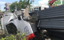 Hàng trăm thanh đà thép bị rơi, hất phần cabin container và tài xế bay xuống đường