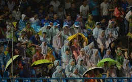 Khán giả Quảng Ninh đội mưa cổ vũ, thắp lửa giúp đội nhà vùi dập HAGL
