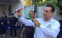 Cảnh sát Mexico bị tước vũ khí, chuyển sang dùng... súng cao su và đá cuội