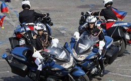 Xe cảnh sát tông nhau trong lễ diễu binh kỷ niệm Quốc khánh Pháp