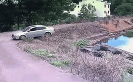 CLIP: Pha lùi xe dở khóc dở cười của nam tài xế và cái kết dưới hồ