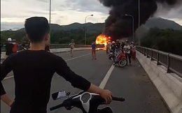 Hàng chục người đập cửa kính thoát khỏi chiếc xe khách bốc cháy ngùn ngụt