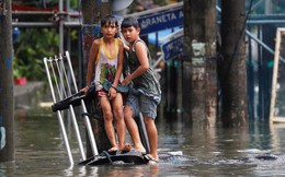 24h qua ảnh: Bão Sơn Tinh gây ngập lụt ở Philippines