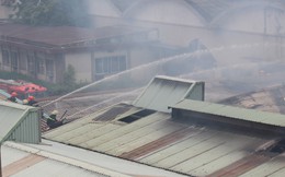Hiện trường vụ cháy kho xưởng, khói đen bao phủ một vùng ở Sài Gòn