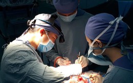 Phẫu thuật thành công cho 2 bệnh nhi bị dính khớp sọ kèm não úng thủy