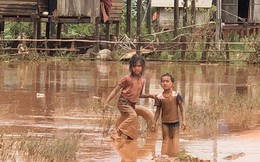 Vỡ đập thủy điện ở Lào: Mọi thứ ngập ngụa trong bùn, trẻ em lem luốc đói lả nhận cứu trợ