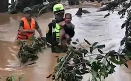 Video: Khoảnh khắc người hùng giải cứu đội bóng Thái Lan cứu sống bé trai Lào khỏi vùng rốn lũ