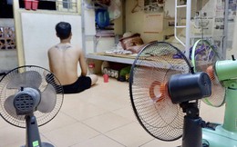 Nhà trọ biến thành lò lửa 40 độ C, sinh viên Hà Nội "tập kết" toàn bộ quạt trong phòng để tạo gió cũng không ăn thua