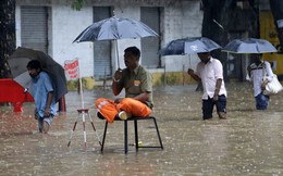 24h qua ảnh: Công nhân đô thị "bảo vệ" nắp hố ga giữa mưa, lụt ở Ấn Độ