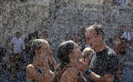 24h qua ảnh: Người dân Czech tránh nắng kỷ lục bằng máy xịt nước