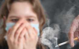 Trẻ bị hít khói thuốc của bố mẹ, lớn dễ mắc căn bệnh gây đau dài ngày này
