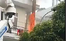 Trụ điện nổ như pháo hoa rồi cháy dữ dội, nhiều người đi đường tháo chạy thoát thân