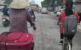 Xúc động hình ảnh 2 mẹ con đạp xe lên phố nhập học: Con dù lớn vẫn là con của mẹ, đi hết đời lòng mẹ vẫn theo con