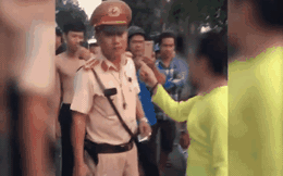 CLIP: Người phụ nữ chỉ thẳng mặt CSGT buông lời lăng mạ, cấm tất cả quay clip