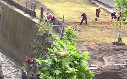 Nhảy xuống thác nước xiết để vớt điện thoại, thanh niên phải gọi hàng tá nhân viên cứu hộ tới... cứu mình