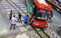 Trần tình của tài xế xe khách tông gãy rào chắn khi tàu hỏa lao tới