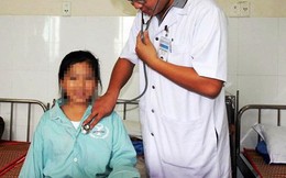 Kỳ lạ cô bé mắc căn bệnh ra mồ hôi máu ở Gia Lai