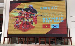 Lắp màn hình cỡ lớn gần nhà Văn Toàn phục vụ trận đấu giữa Olympic Việt Nam và Hàn Quốc