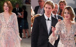 Thảm đỏ LHP Venice: Emma Stone diện váy xuyên thấu quyến rũ, xuất hiện cùng bạn trai Taylor Swift